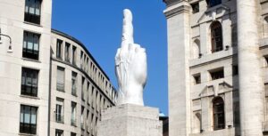 Lee más sobre el artículo En Milan, Capital Financiera de Italia, el arte ridiculiza el poder.