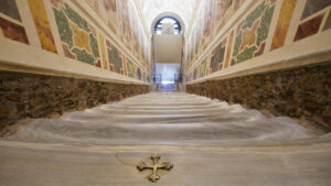 Lee más sobre el artículo Reliquias Cristianas, la escalera por la que caminó Jesús